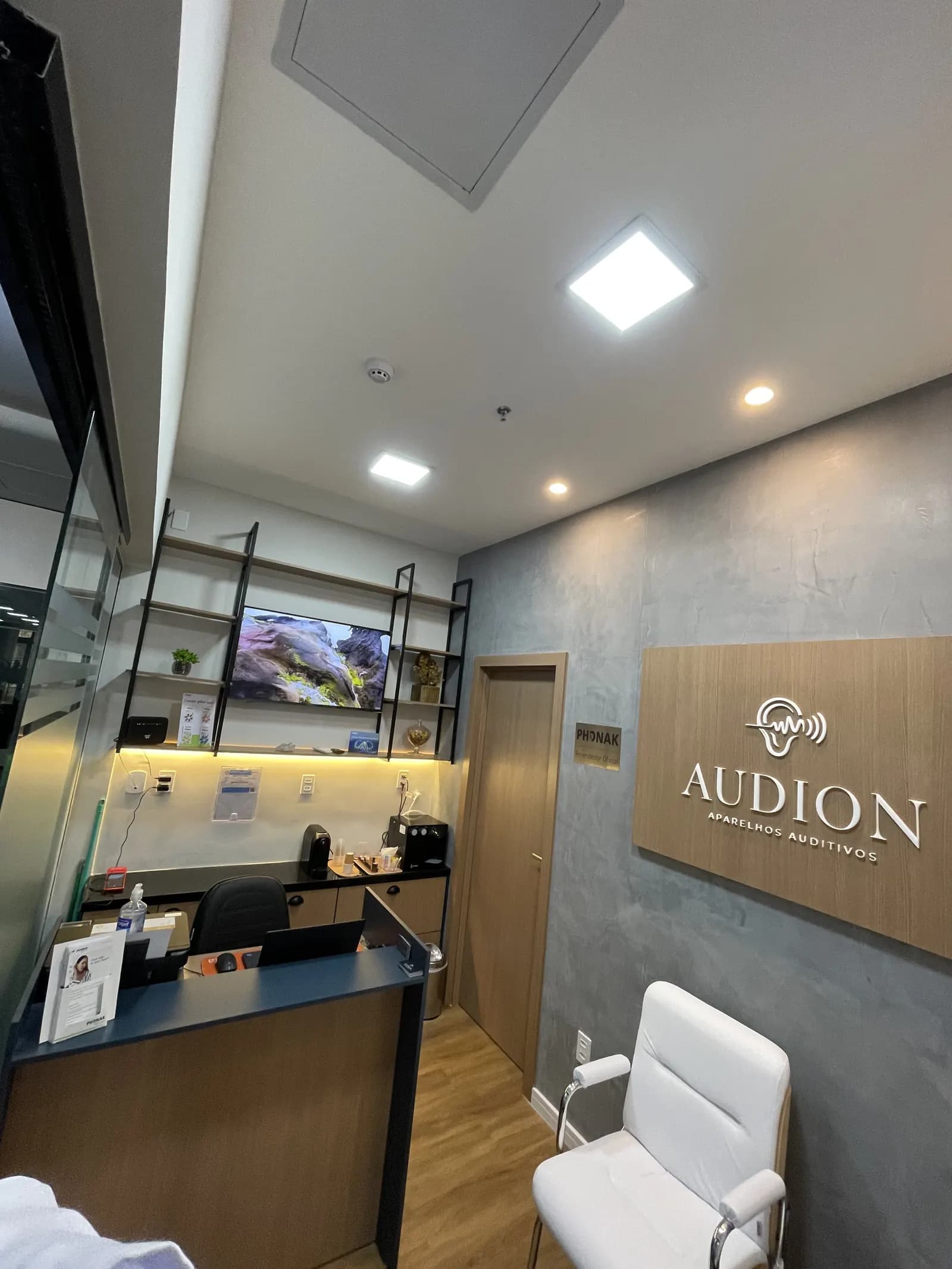 Recepção da Audion, com estante e o letreiro Audion na parede